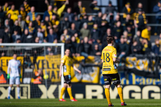 Elfsborgs Simon Olsson med supportrarna i bakgrunden