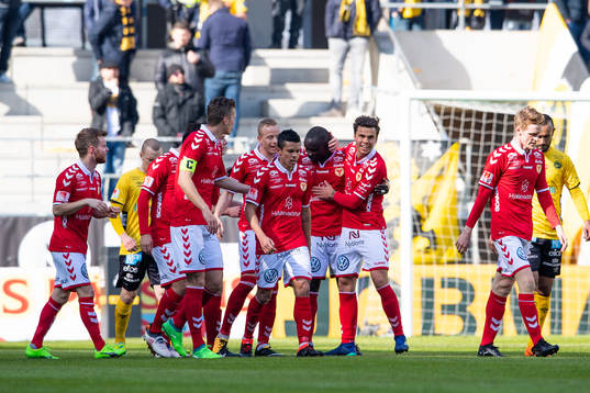 Kalmars Papa Alioune Diouf klappas om av lagkamraterna