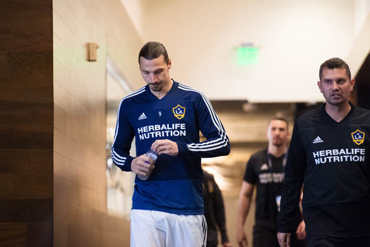 LA Galaxys Zlatan Ibrahimovic på väg ut till