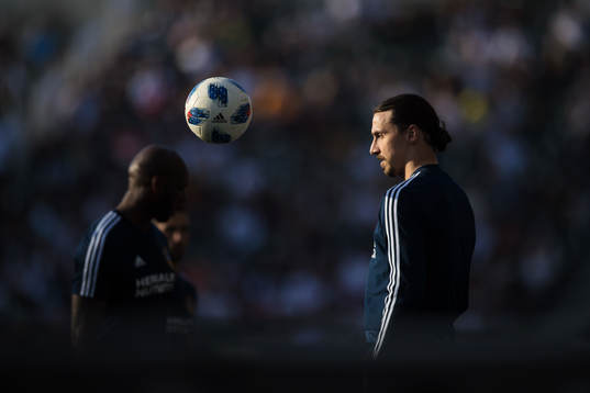 LA Galaxys Zlatan Ibrahimovic värmer upp