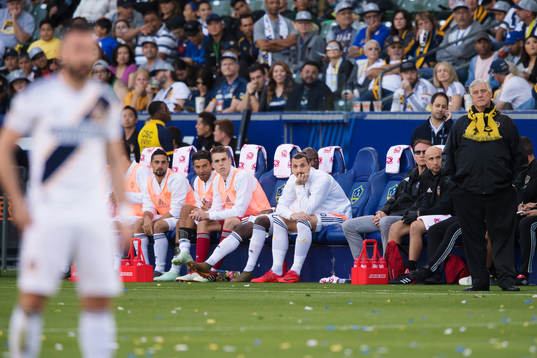 LA Galaxys Zlatan Ibrahimovic sitter på bänken i första