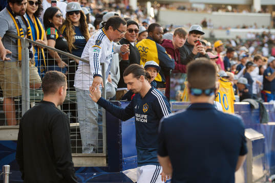 LA Galaxys Zlatan Ibrahimovic hälsar på ett fan