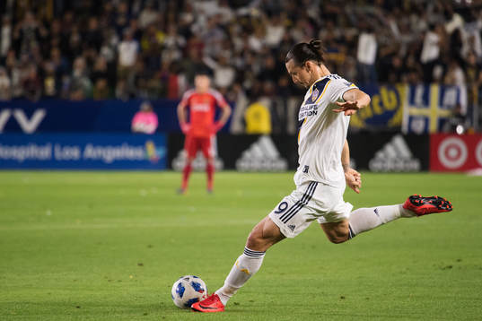 LA Galaxys Zlatan Ibrahimovic skjuter en frispark