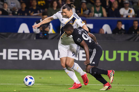 LA Galaxys Zlatan Ibrahimovic och Kansas Jimmy Medranda