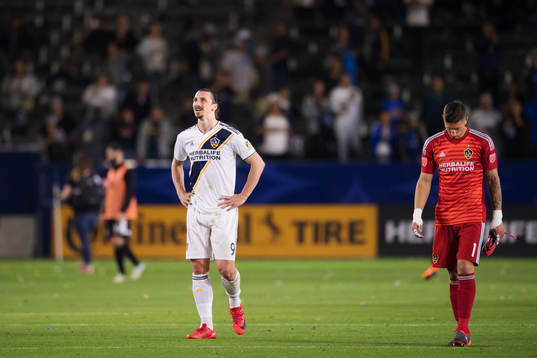 LA Galaxys Zlatan Ibrahimovic och målvakt David Bingham
