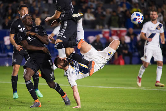 LA Galaxys Romain Alessandrini utmanar Kansas Ike Opara och