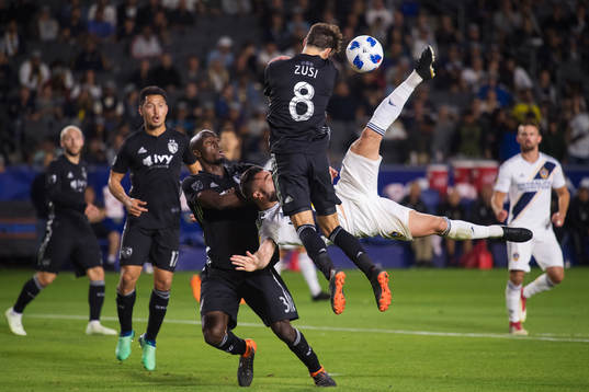 LA Galaxys Romain Alessandrini utmanar Kansas Ike Opara och