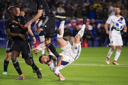 LA Galaxys Romain Alessandrini utmanar Kansas Ike Opara och