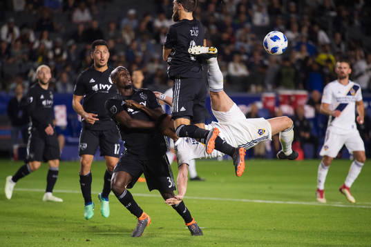 LA Galaxys Romain Alessandrini utmanar Kansas Ike Opara och