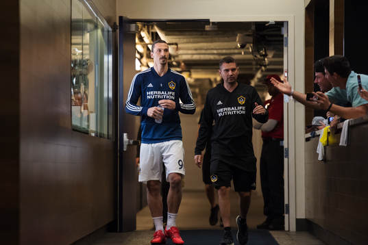LA Galaxys Zlatan Ibrahimovic på väg ut till