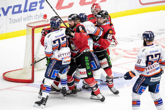 Stöktigt framför Malmö Redhawks målvakt Jonas Gunnarsson