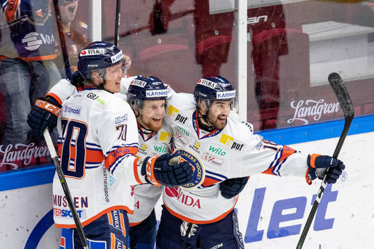Växjös Brendan Shinnimin jublar med lagkamrater