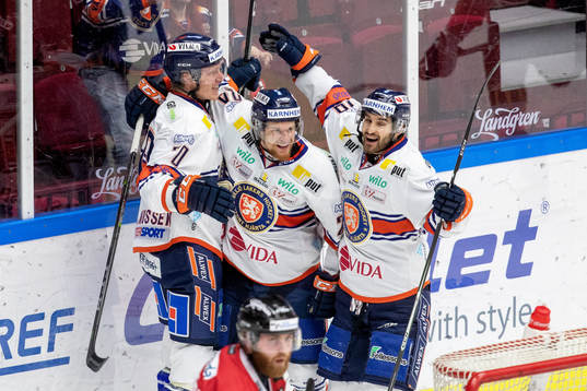 Växjös Brendan Shinnimin jublar med lagkamrater