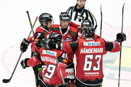 Malmö Redhawks Nils Andersson jublar med lagkamrater