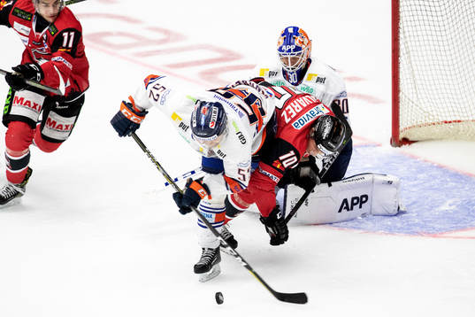 Växjös Arvid Lundberg och målvakt Viktor Fasth och