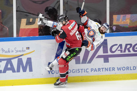Malmö Redhawks Fredrik Händemark tacklar Växjös Linus