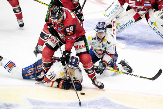 Växjös Dennis Rasmussen och Malmö Redhawks Anton Mylläri