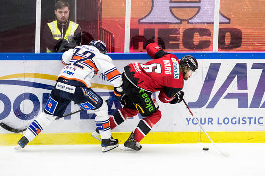 Växjös Janne Pesonen och Malmö Redhawks Stefan Warg