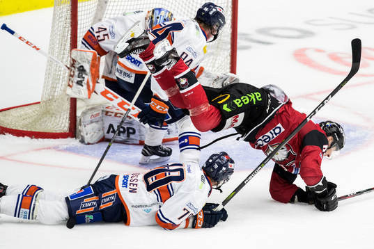 Malmö Redhawks Fredrik Händemark flyger över Växjös