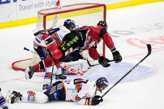 Malmö Redhawks Fredrik Händemark flyger över Växjös