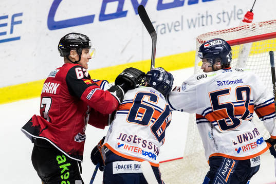 Malmö Redhawks Fredrik Händemark i gruff med Växjös