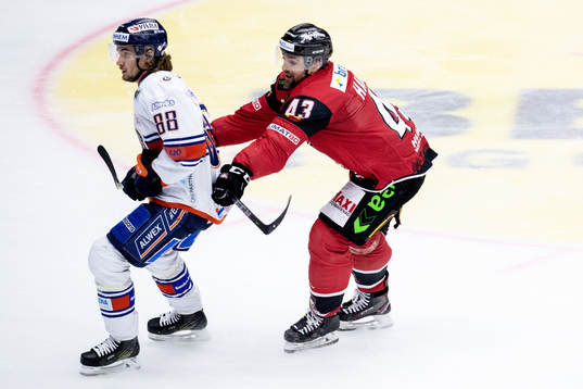 Växjös Adam Brodecki och Malmö Redhawks Nichlas Hardt