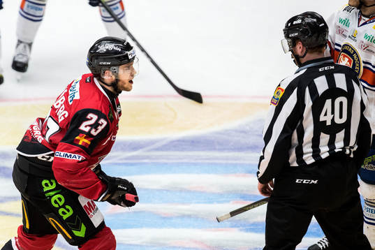 Malmö Redhawks Christoffer Forsberg i diskussion med domare