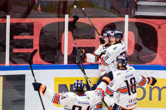 Växjös Elias Pettersson jublar med lagkamrater