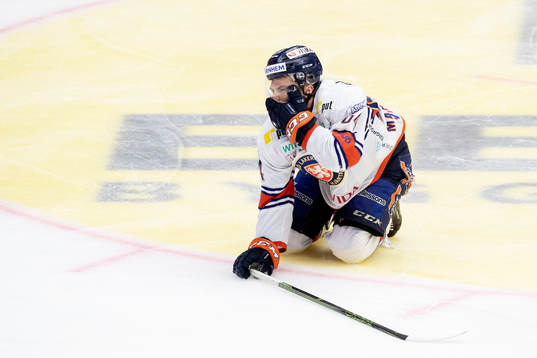 Växjös Eric Martinsson grinar illa