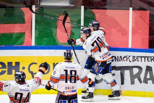 Växjös Elias Pettersson jublar med lagkamrater