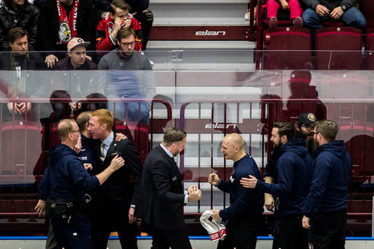 Malmö Redhawks supportrar deppar samtidigt som Växjös
