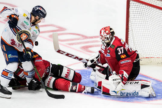 Malmö Redhawks målvakt Jonas Gunnarsson fokuserar på en