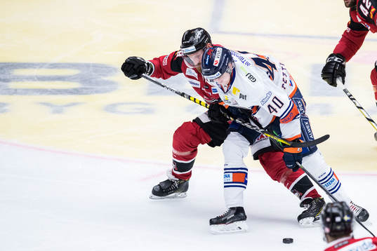 Malmö Redhawks Jens Olsson och Växjös Elias Pettersson
