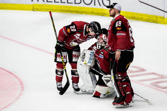 Malmö Redhawks Erik Forssell, målvakt Jonas Gunnarsson