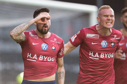 Örgrytes Diego Montiel jublar ihop med David Engström