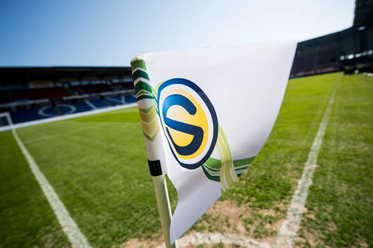 Hörnflaggan på Olympia med Superettans logga