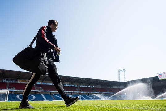Helsingborgs Adam Eriksson anländer