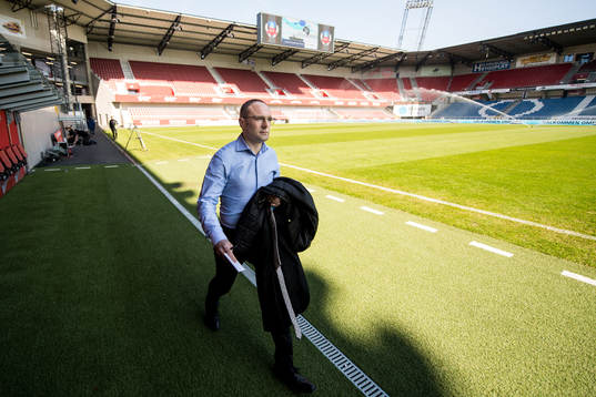 Helsingborgs tränare Per-Ola Ljung anländer