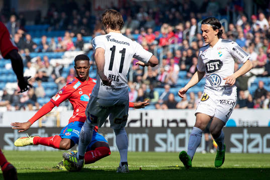 Helsingborgs Mohammed Abubakari och Östers Simon Helg