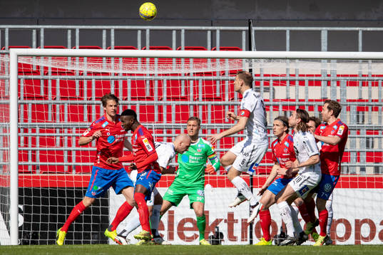 Öster anfaller mot Helsingborgs målvakt Pär Hanssonunder