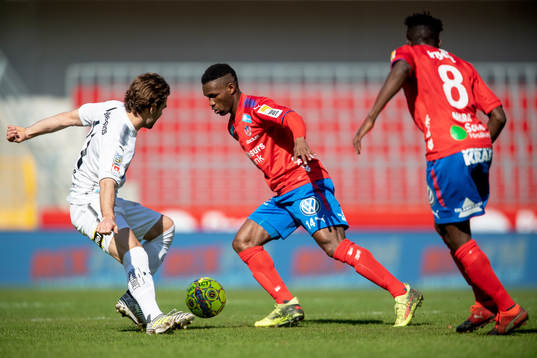 Helsingborgs Mohammed Abubakari och Östers Simon Helg
