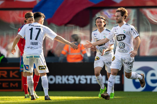Östers Simon Helg jublar med lagkamrater