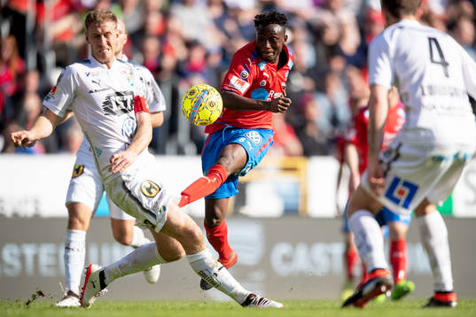 Helsingborgs Mamudo Moro och Östers Mario Vasilj
