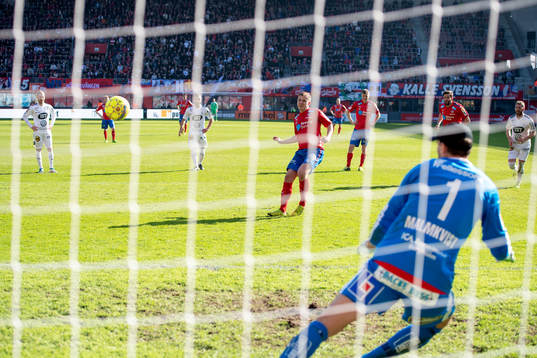 Helsingborgs Darijan Bojanic gör 3-1 på straff