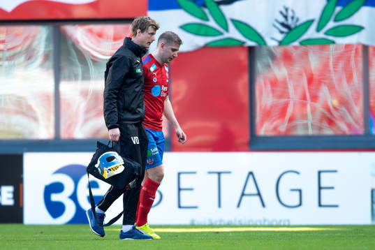 Helsingborgs Darijan Bojanic får lämna planen skadad