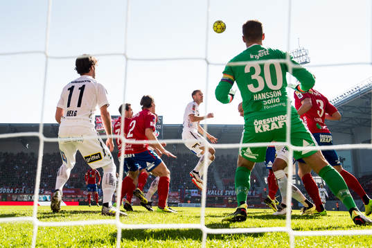 Östers Mario Vasilj oroar framför Helsingborgs målvakt