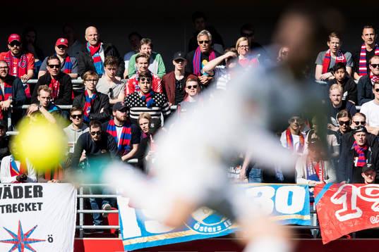 Östers supportrar följer spelet