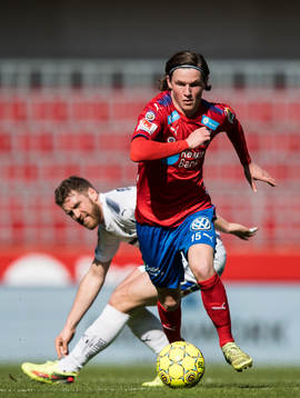 Helsingborgs Max Svensson tar sig förbi Östers Stefan