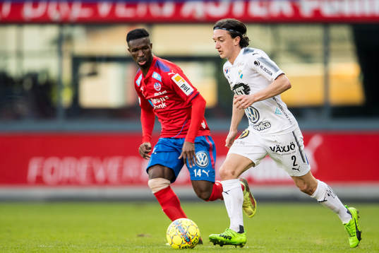 Östers Mattias Pavic och Helsingborgs Mohammed Abubakari