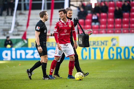Kalmars Herman Hallberg  lämnar planen